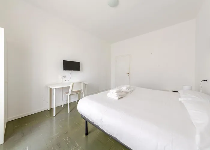 Guesthost - Bonola M1 Bright & Functional Flat