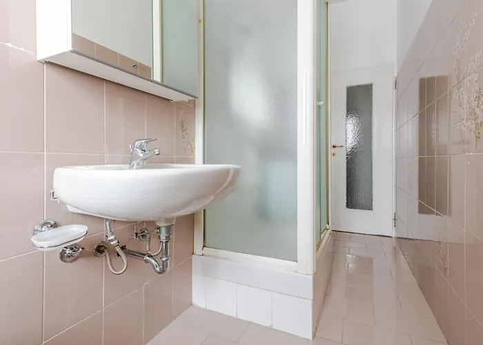 Guesthost - Bonola M1 Bright & Functional Flat Apartment Mailand