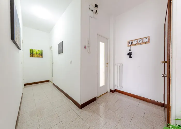 Guesthost - Bonola M1 Bright & Functional Flat