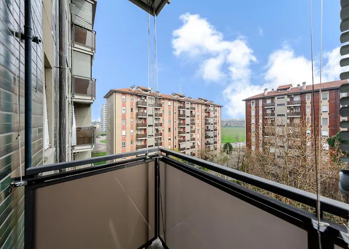 Guesthost - Bonola M1 Bright & Functional Flat Apartment