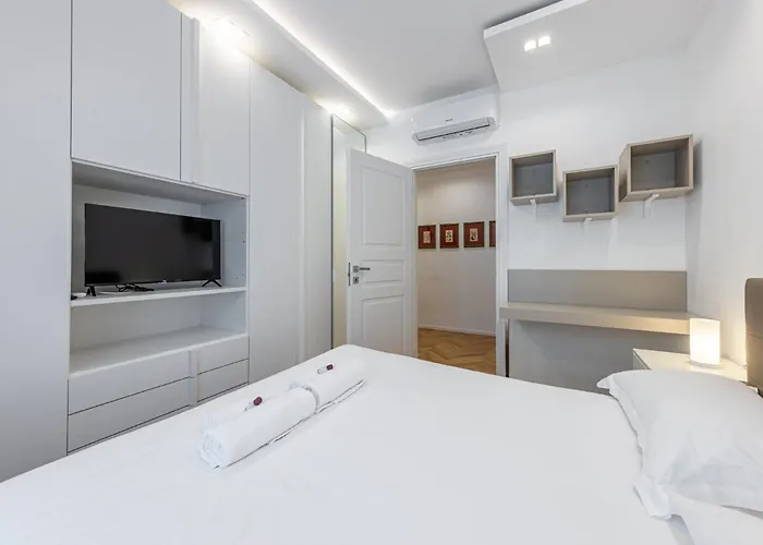 Doria 10 Next To Train Station Apartment *