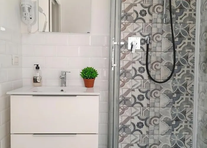 -l' Oasi Del Turista, 5- Station Private External Bathroom Affittacamere Milano