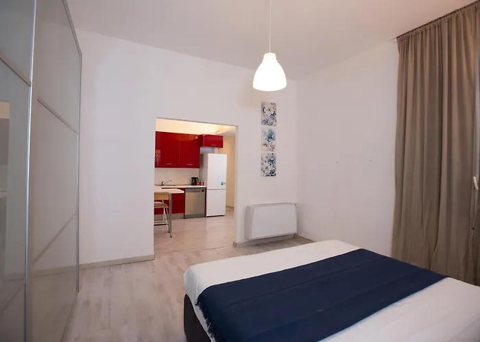 Elegant Little - Center - M4 Station