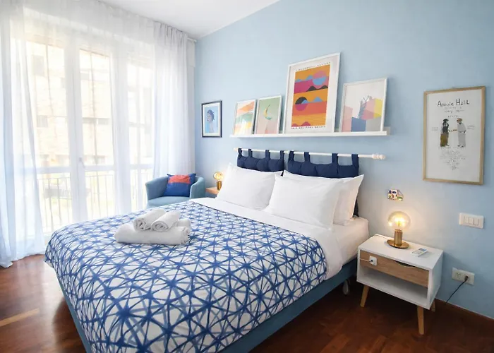 Blue Retreat Modern Near M4 *