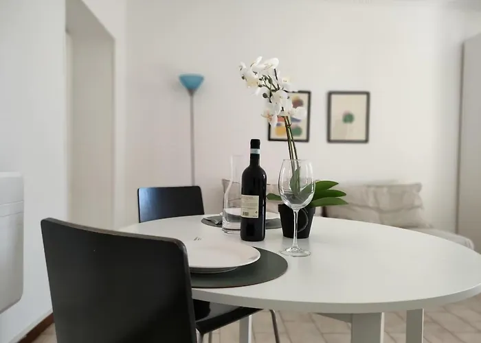 Lavi - Lakeside L&b *