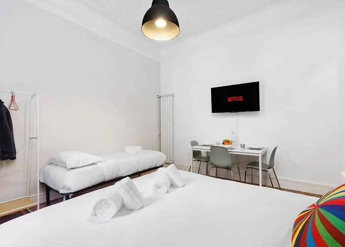 Elegance & Comfort I Balcony I Metro 200m 公寓