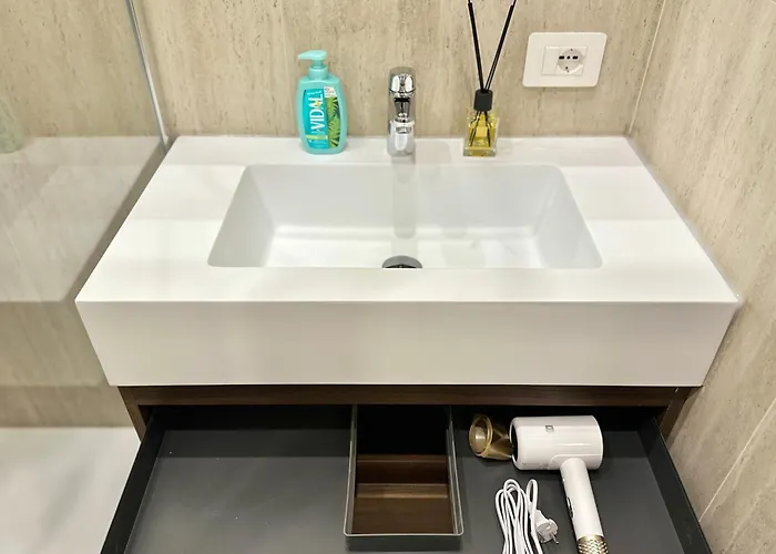 Designer Apartment, Entire Home, 2 Bathrooms, For Families, Groups מילאנו