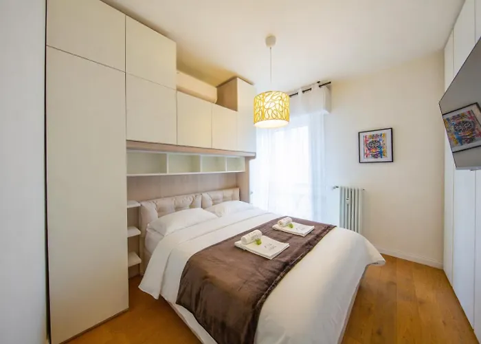 Luxurious 1bdr In Life, Sleeps 4 Милан