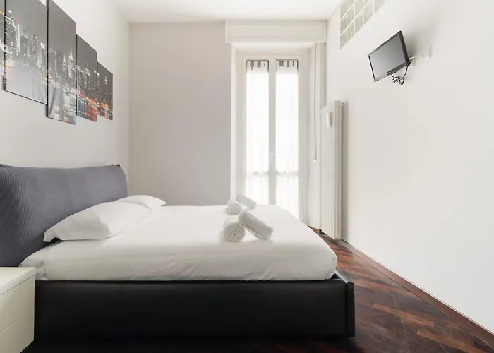 Guesthost - Cozy Balcony Meda Milan