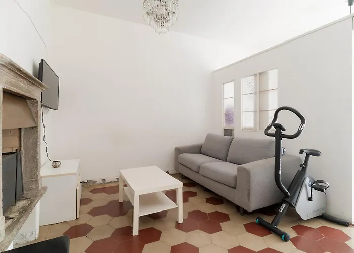 Guesthost - Cozy Near Mm1