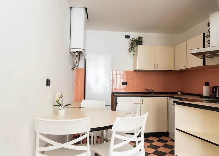 Casa Picasso - Above The Subway