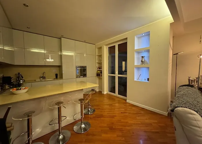 Apartment Three Bedrooms, Sunny, Quite In Isola Neighborhood Milan
