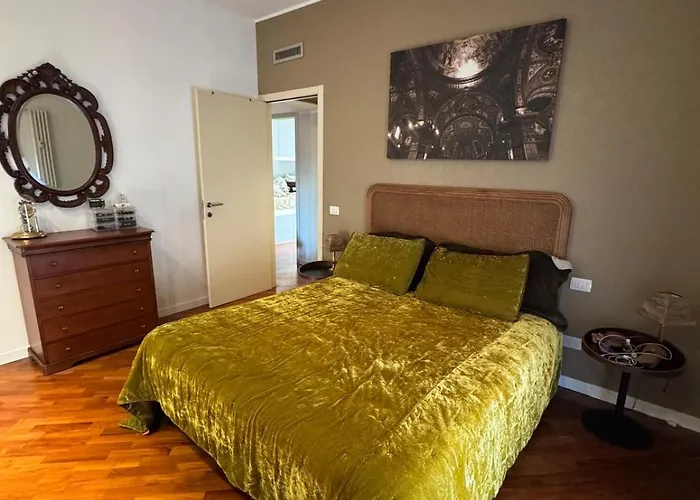 Apartment Three Bedrooms, Sunny, Quite In Isola Neighborhood