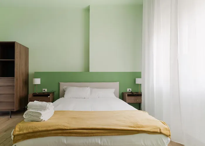 Guesthost - Stylish Forlanini M4