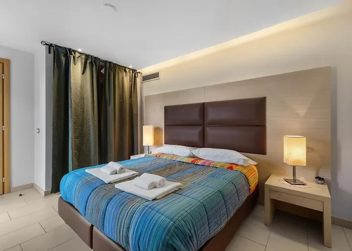 The House - Tram And Parking דירה