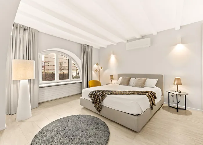 Stayeasy Rosales - Porta Garibaldi Design Flat Apartmán *