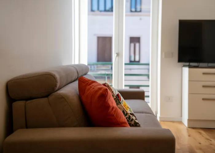 Bright Design - Isola District - Metro M3 Milán