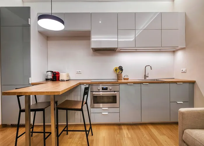 Hostmate - - Farini's Charm - Isola 아파트