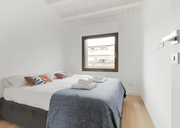 Guesthost - Modern Terrace Flat In Solari Area