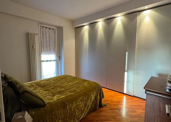 Apartment Three Bedrooms, Sunny, Quite In Isola Neighborhood Milan