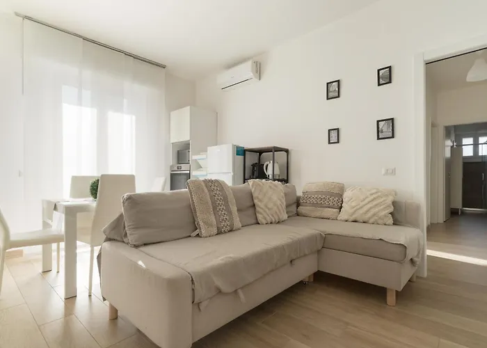 Guesthost - Spacious Balcony X6