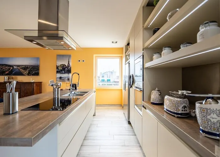 Skyline Penthouse - Terrazzo Panoramico & Metro 5min شقة