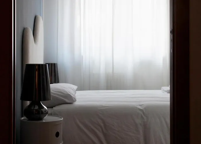 Elegante - 2 Camere, 2 Bagni, Garage E Balcone