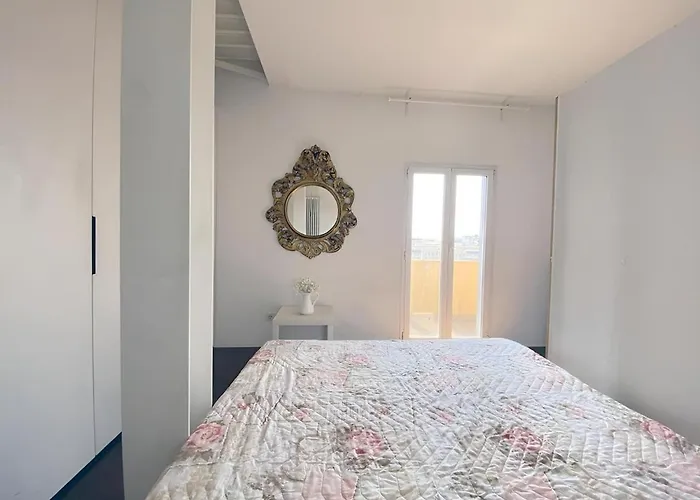 Апартаменты Bright With Balcony Near The Station