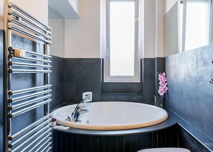 Designer Between Brera And Arco Apartment