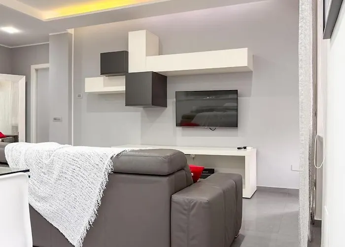 Family 2br With Balcony, Near Metro Lägenhet *