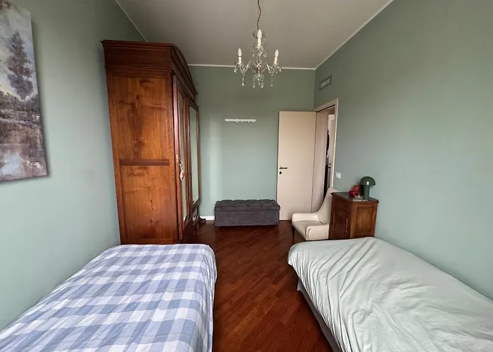 Three Bedrooms, Sunny, Quite In Isola Neighborhood