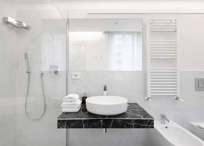 Black Lux 2br In Close To Navigli * ميلان
