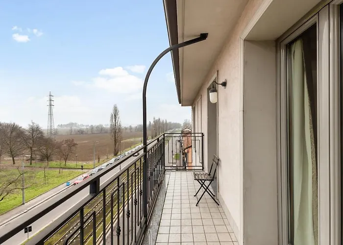 The House - Tram And Parking * מילאנו