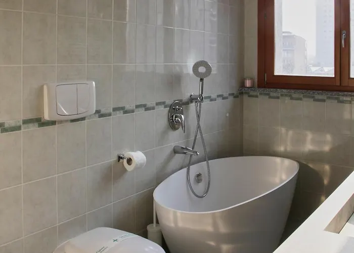 Elegante - 2 Camere, 2 Bagni, Garage E Balcone