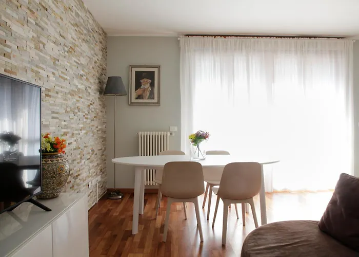 Elegante - 2 Camere, 2 Bagni, Garage E Balcone Appartamento *