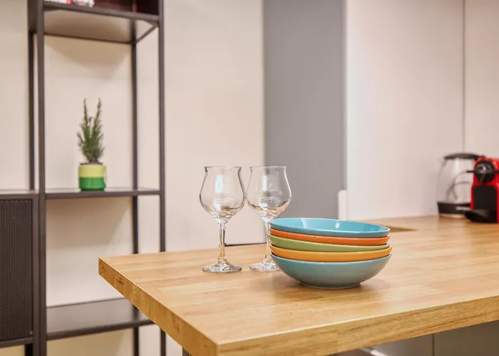 Hostmate - - Farini's Charm - Isola 아파트 *