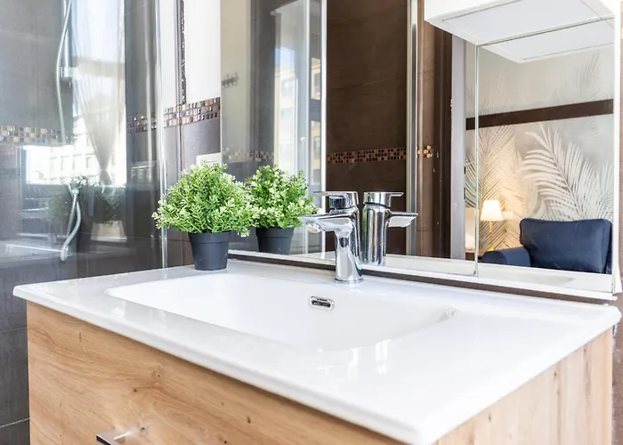 Duomo 5 Min Walk - 2 Bedrooms With Netflix, Wifi Apartment *