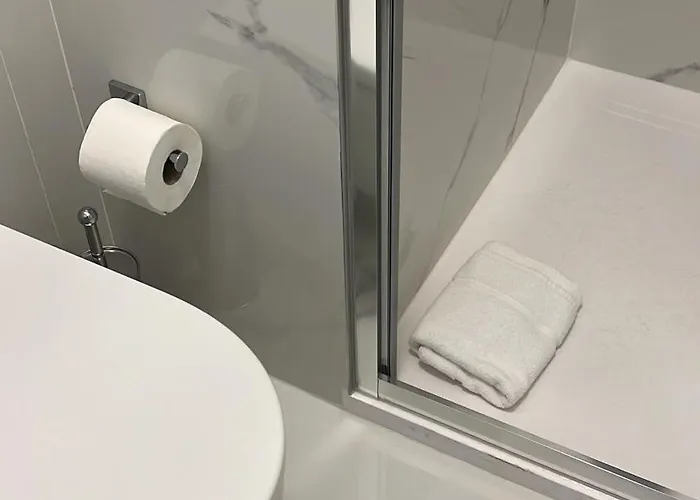 Modern Apt, 25 Min Duomo, Metro 5 Min & Wifi 아파트 밀라노