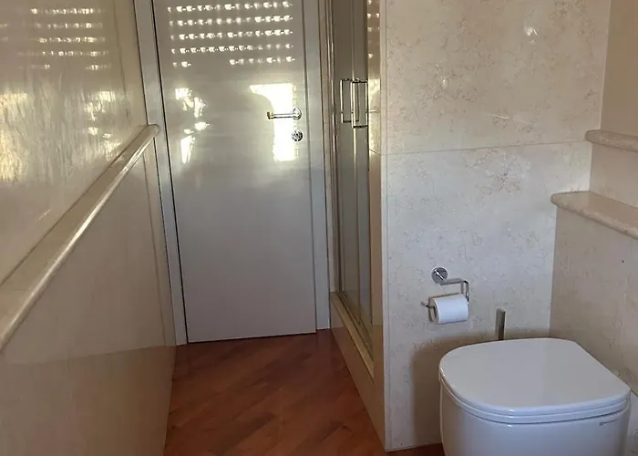 Apartment Three Bedrooms, Sunny, Quite In Isola Neighborhood