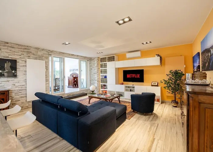 شقة Skyline Penthouse - Terrazzo Panoramico & Metro 5min *