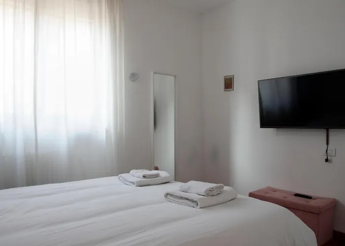 Elegante - 2 Camere, 2 Bagni, Garage E Balcone Apartment