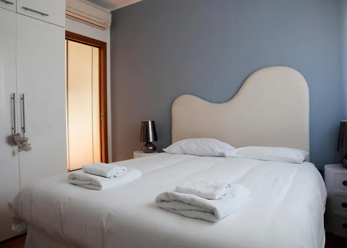 Elegante - 2 Camere, 2 Bagni, Garage E Balcone *