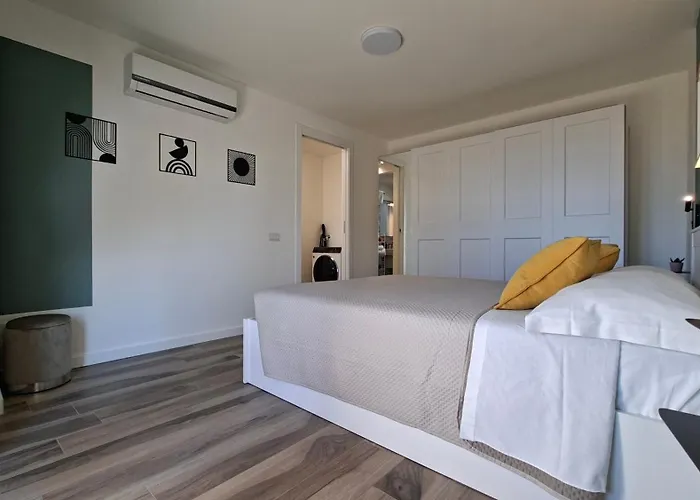 Bright With Terrace And Free Parking Апартаменты