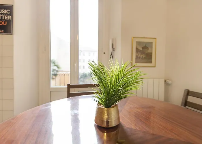 Vintage Chic Flat Steps From Fiera & Wi-fi * Milano