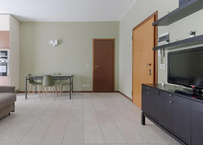 Guesthost - Porta Romana Balcony Flat Милан