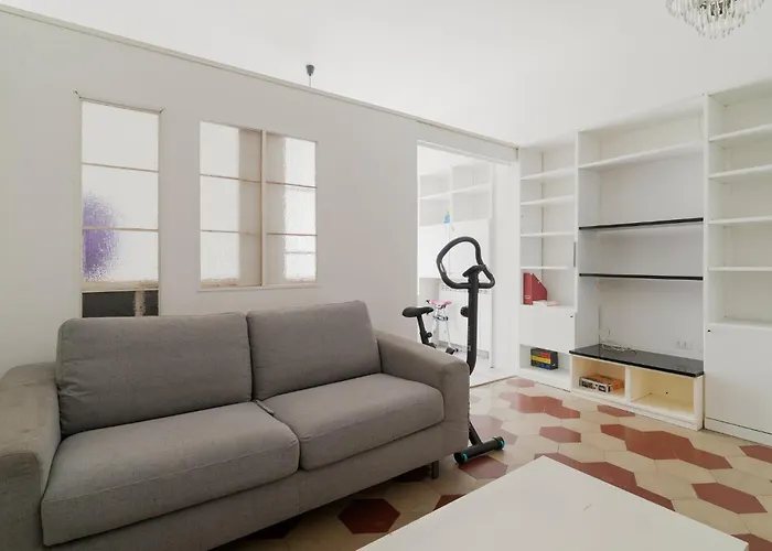 Guesthost - Cozy Near Mm1