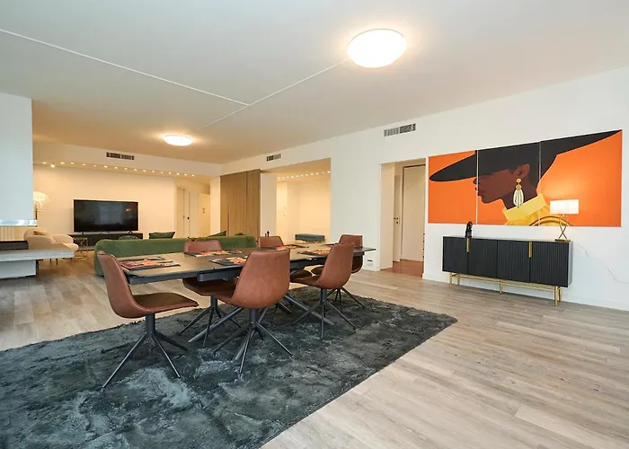 Absolute Luxury Home, 15 Minutes Walk San Siro Апартаменты *