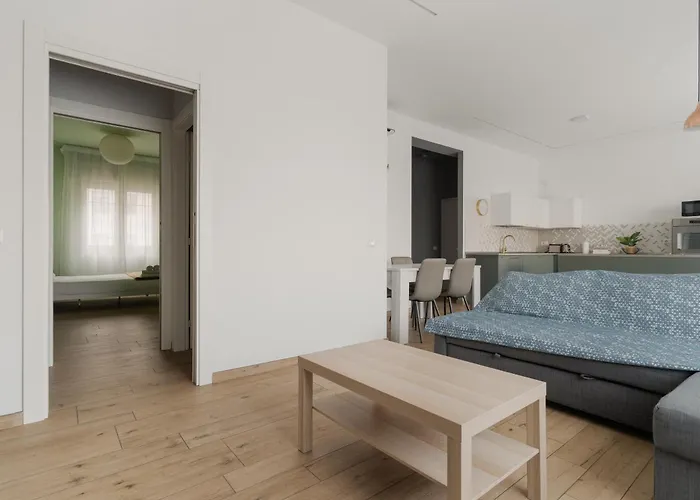 Guesthost - Stylish Forlanini M4