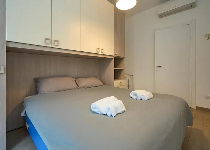 3 Flat, 15 Minutes From Navigli-humanitas Appartement Milan
