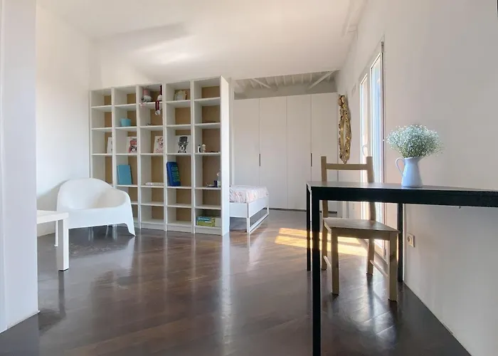 Appartamento Bright With Balcony Near The Station Milano